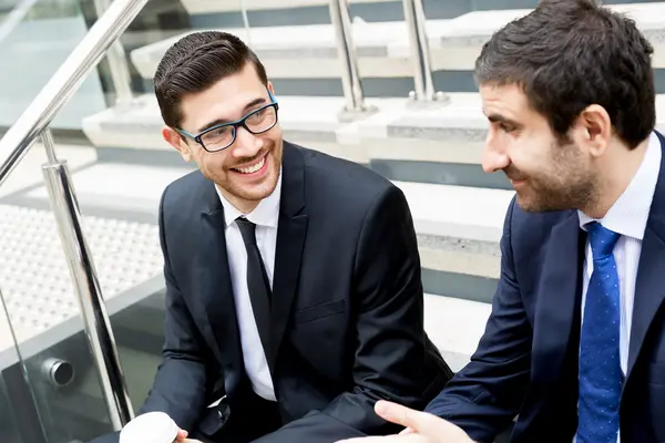 Twee zakenlieden praten buiten — Stockfoto