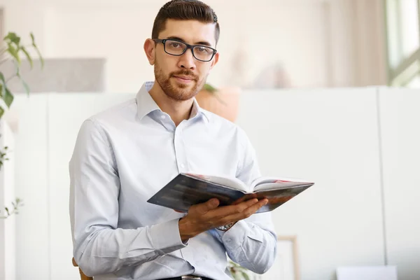 Jonge man in Office — Stockfoto