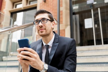 Dışarıdaki yakışıklı iş adamının portresi.