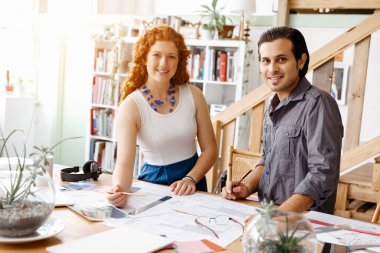 Ofisteki iki genç mimar