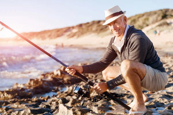 Senior Mann angelt auf See — Stockfoto