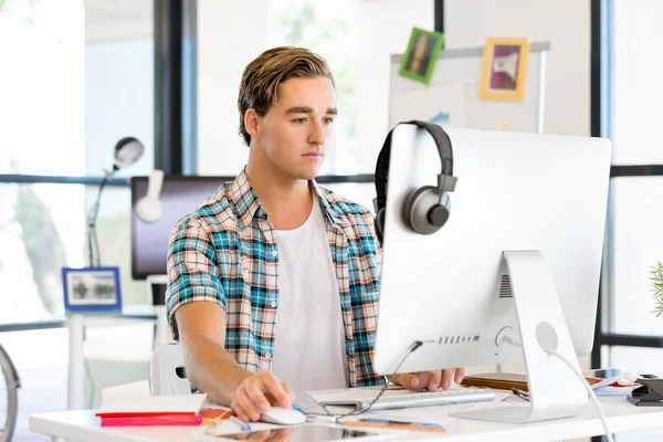 Jeune homme travaillant dans le bureau — Photo