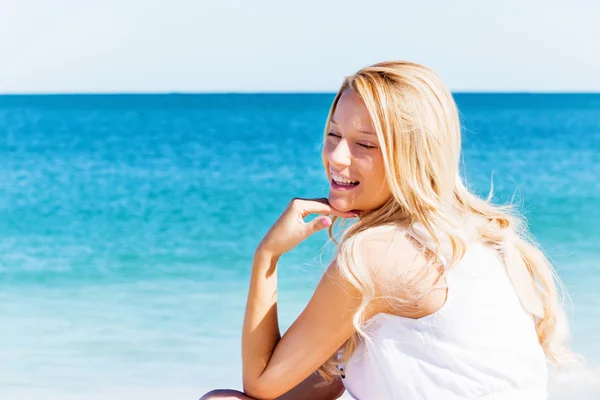 Mujer joven relajándose en la playa —  Fotos de Stock