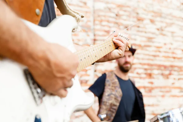 Jouer de la musique dans la rue — Photo