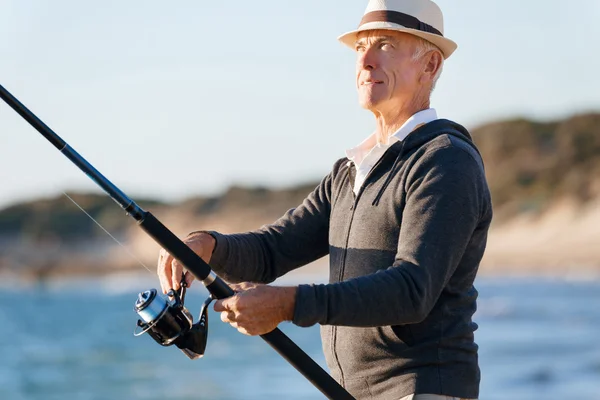 年配の男性側を海で釣り — ストック写真