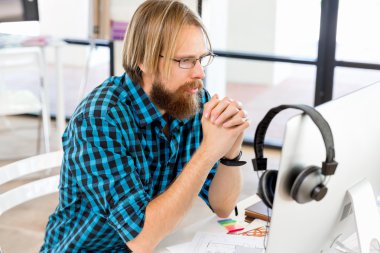 Genç adam ofiste çalışıyor.