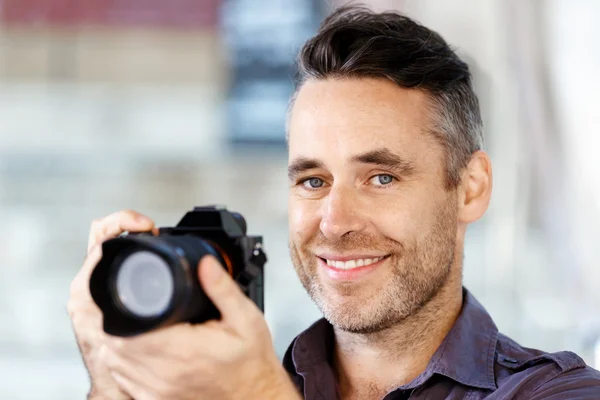 Male photographer taking picture — Stock Photo, Image