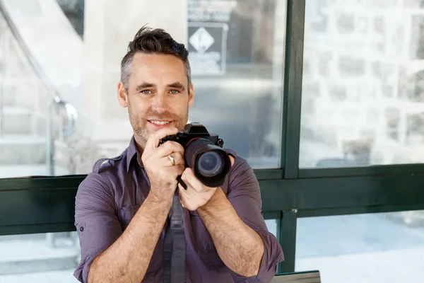 Fotógrafo masculino tomando fotos — Foto de Stock