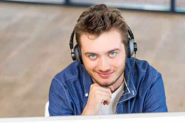 Junger Mann arbeitet im Büro — Stockfoto