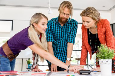 Genç Ofis çalışanları tartışıyor