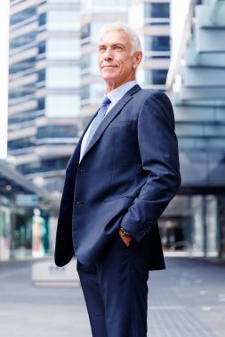 Açık havada kendinden emin bir iş adamının portresi.