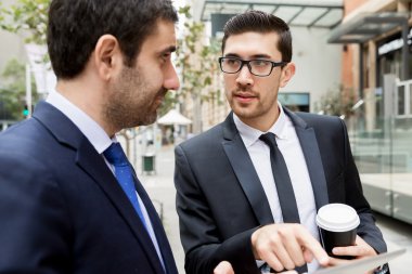 Açık havada konuşurken iki iş adamları