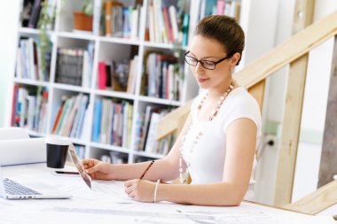 Genç kadın mimar ofis