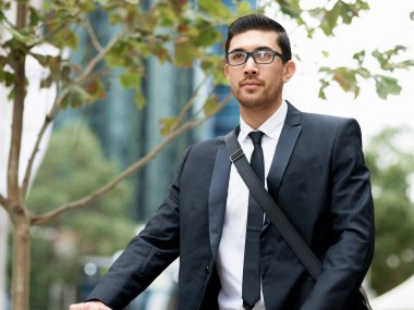 Dışarıdaki yakışıklı iş adamının portresi.