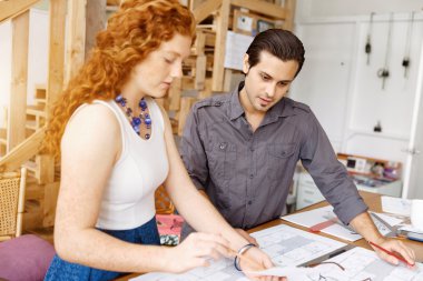 Ofisteki iki genç mimar