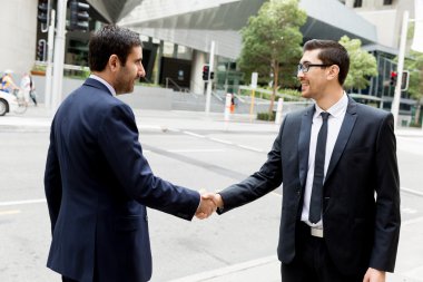 onların el sıkışan iki iş adamları