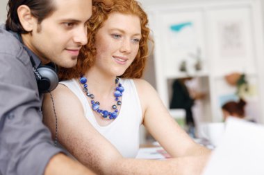 Ofiste iki genç tasarımcılar