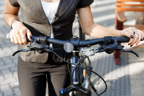 Mujer joven viajando en bicicleta — Foto de Stock