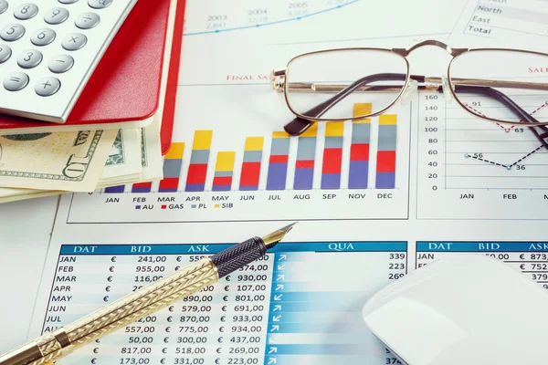 Financial charts and graphs on the table — Stock Photo, Image