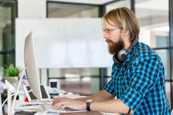 Junger Mann arbeitet im Büro — Stockfoto