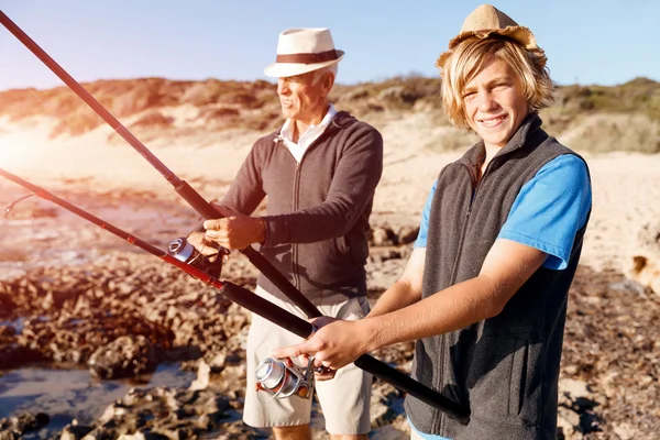 Senior om de pescuit cu nepotul său — Fotografie, imagine de stoc