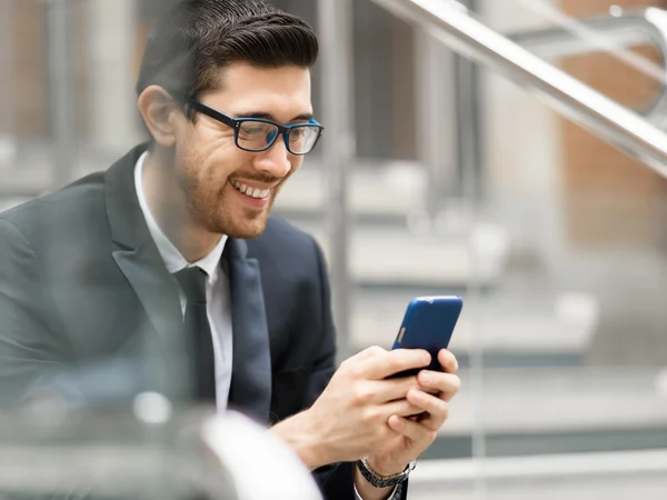 Retrato de hombre de negocios guapo Al aire libre — Foto de Stock