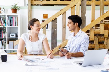 Ofisteki iki genç mimar