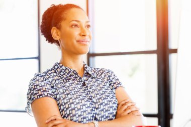 Afro-Amerikan ofis çalışanı iş içinde gülümseyen portresi