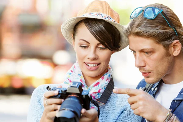 Coppia sorridente con la fotocamera — Foto Stock