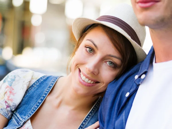 Gelukkig jong paar wandelen in de stad — Stockfoto