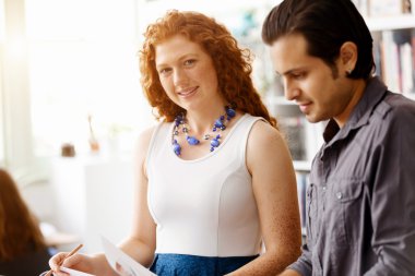 İki genç insan Office