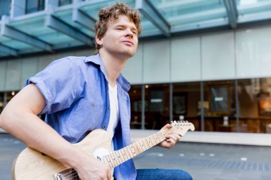 Gitar City ile genç müzisyen