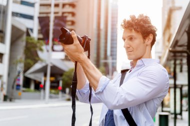 Erkek fotoğrafçı alarak resim