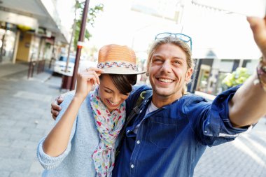 Gülümseyen çift kamera ile