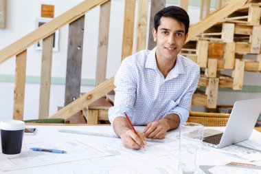 Genç adam mimar ofis