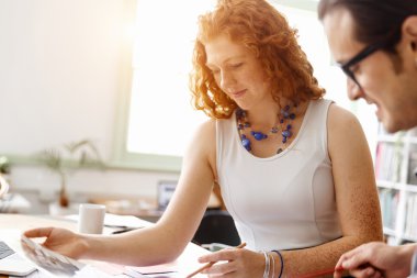 Ofisteki iki genç mimar