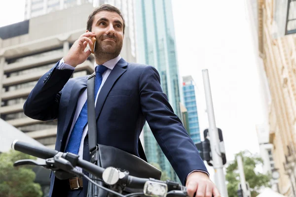 Jóvenes empresarios con una bicicleta — Foto de Stock