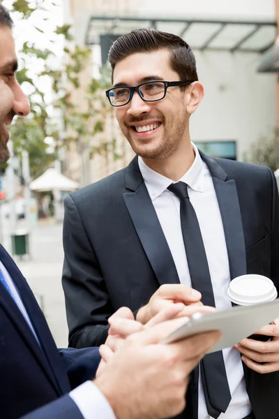 Retrato de hombre de negocios guapo Al aire libre — Foto de Stock