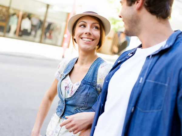 Gelukkig jong paar wandelen in de stad — Stockfoto