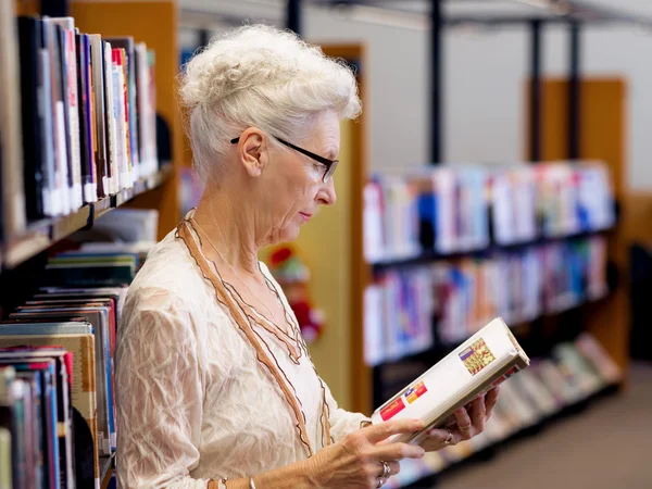 Prendre son temps avec de nouveaux livres — Photo