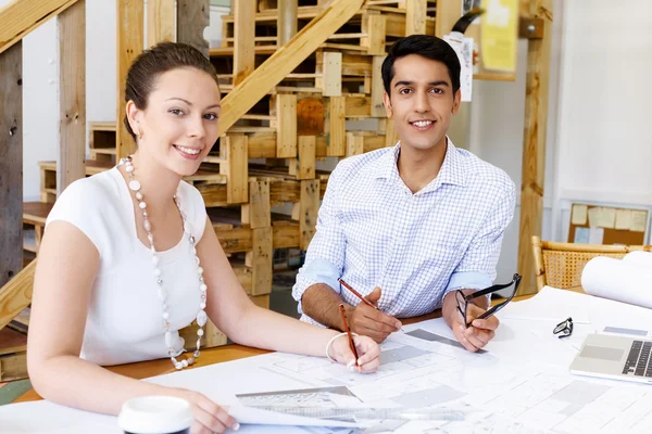 Zwei junge Architekten im Amt — Stockfoto