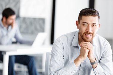 Çekici ofis çalışanı masada oturuyor.