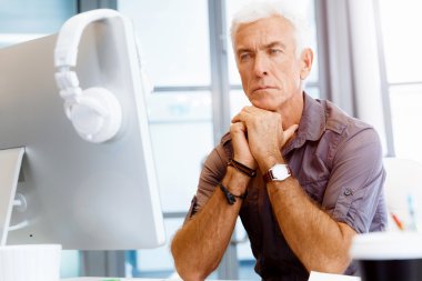 ofis yakışıklı işadamı