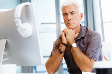 ofis yakışıklı işadamı