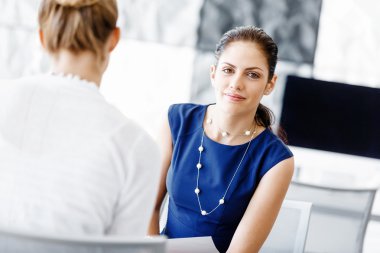 Ofiste iki bayan meslektaşım var.