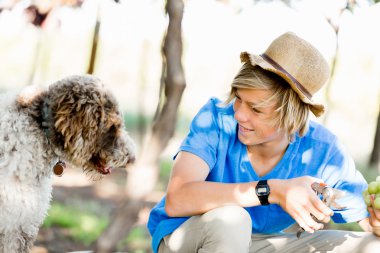 Üzüm bağı çocuk