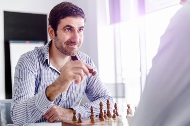İki genç adam satranç portresi
