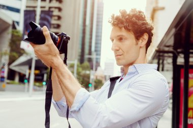 Erkek fotoğrafçı alarak resim