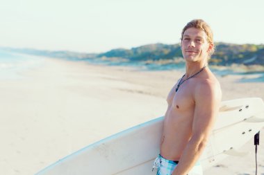 Dalgalar vurmak hazır