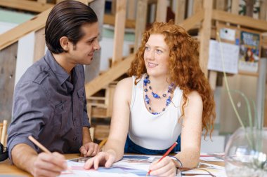 Ofisteki iki genç mimar